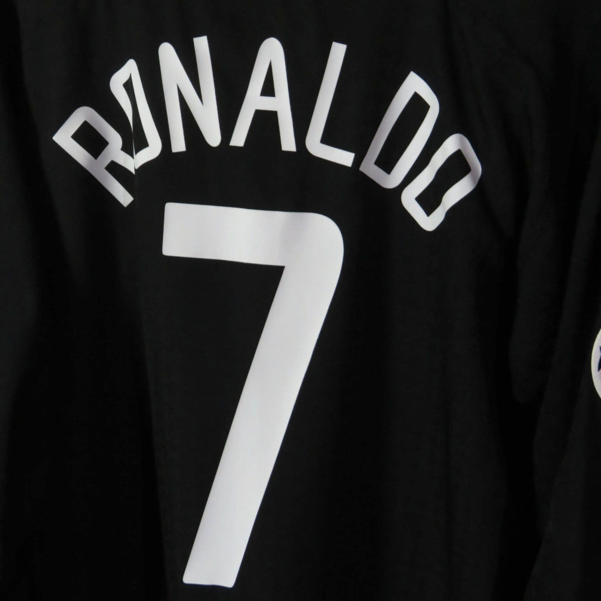 Nostalgic Football Shirts Manchester United 2003-05 uitshirt met Ronaldo nummer 7 bedrukking op de zwarte achterkant