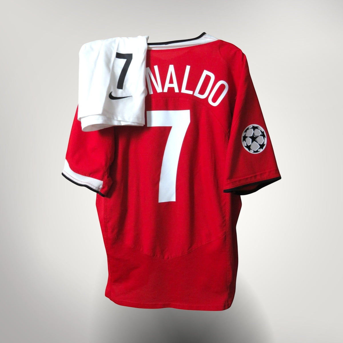 Nostalgic Football Shirts Manchester United 2004-06 Ronaldo 7 thuisshirt en broekje met Champions League badge