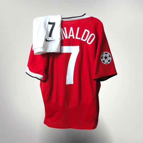 Nostalgic Football Shirts Manchester United 2004-06 Ronaldo 7 thuisshirt en broekje met Champions League badge