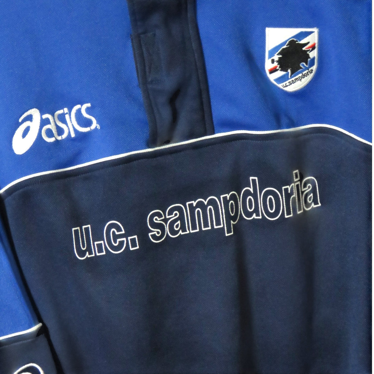 Nostalgic Football Shirts Sampdoria 2003-04 blauw trainingsjack met geborduurd clublogo en Asics merkdetails