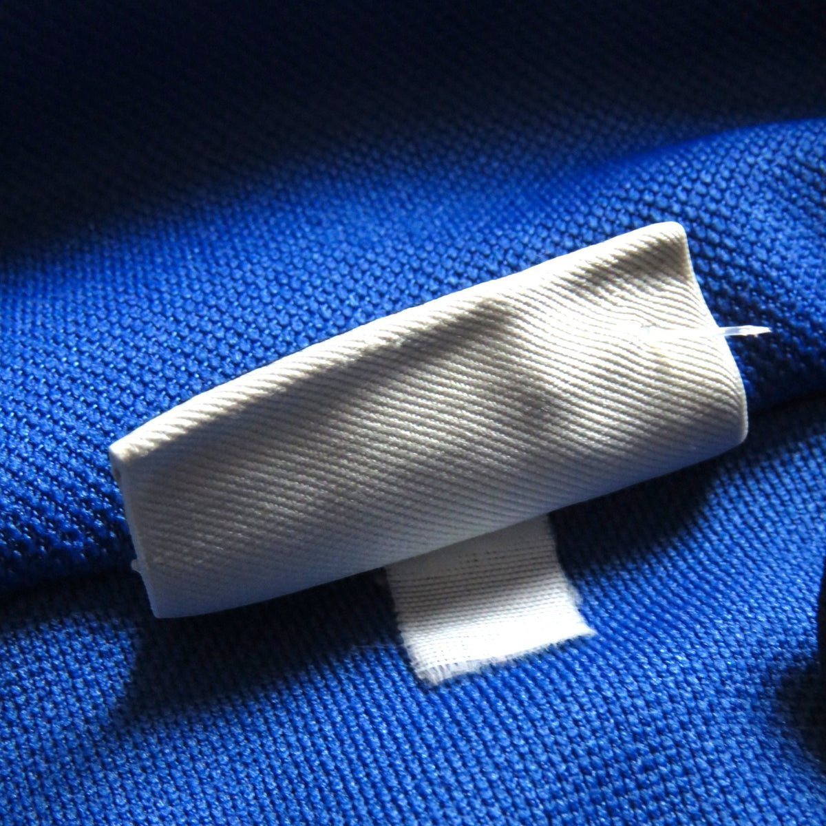 Wit waslabel aan de binnenkant van een blauw Nostalgic Football Shirts Sampdoria 2003-04 trainingsjack