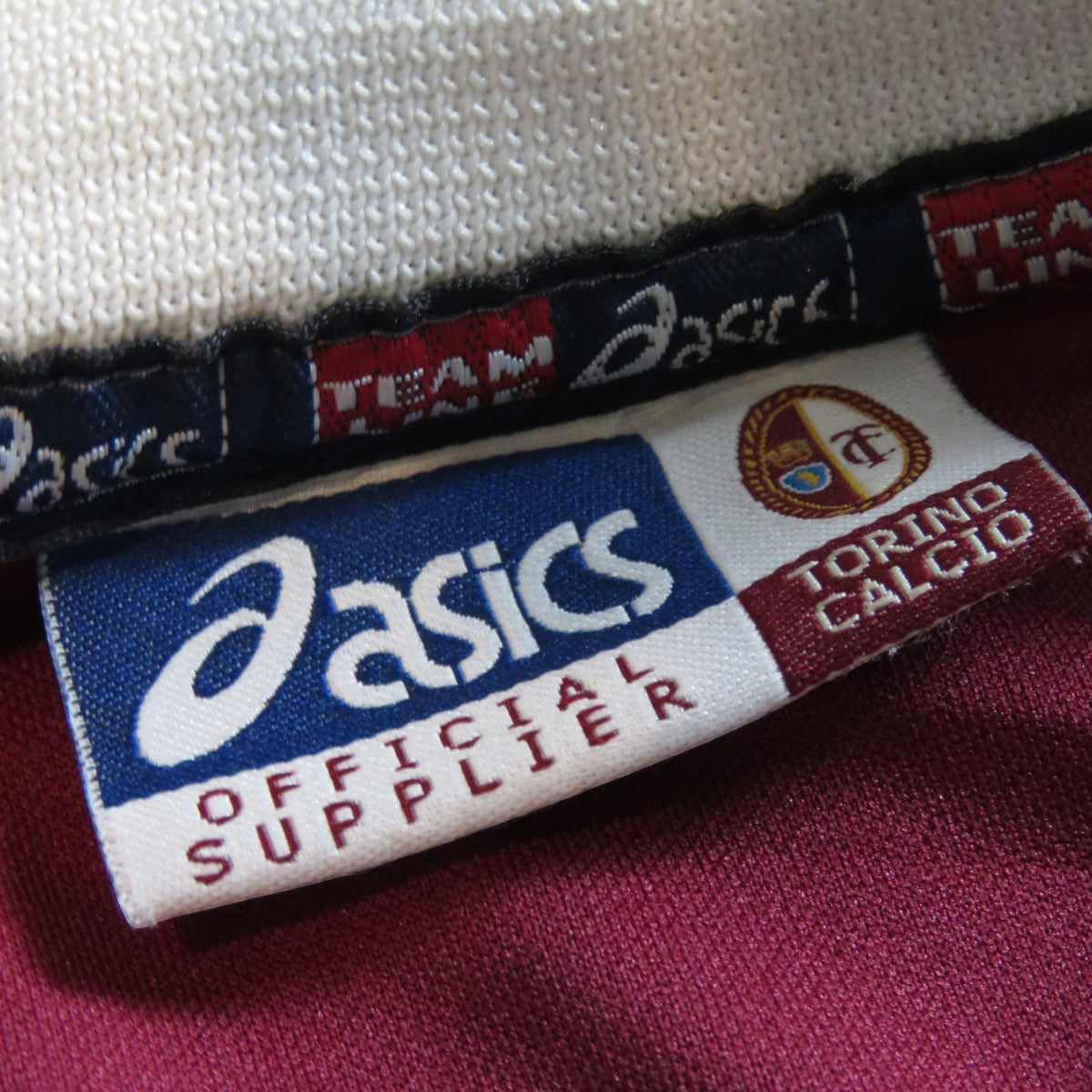 Nostalgic Football Shirts Torino 2004-05 thuisshirt label met Asics logo en Torino Calcio clubembleem