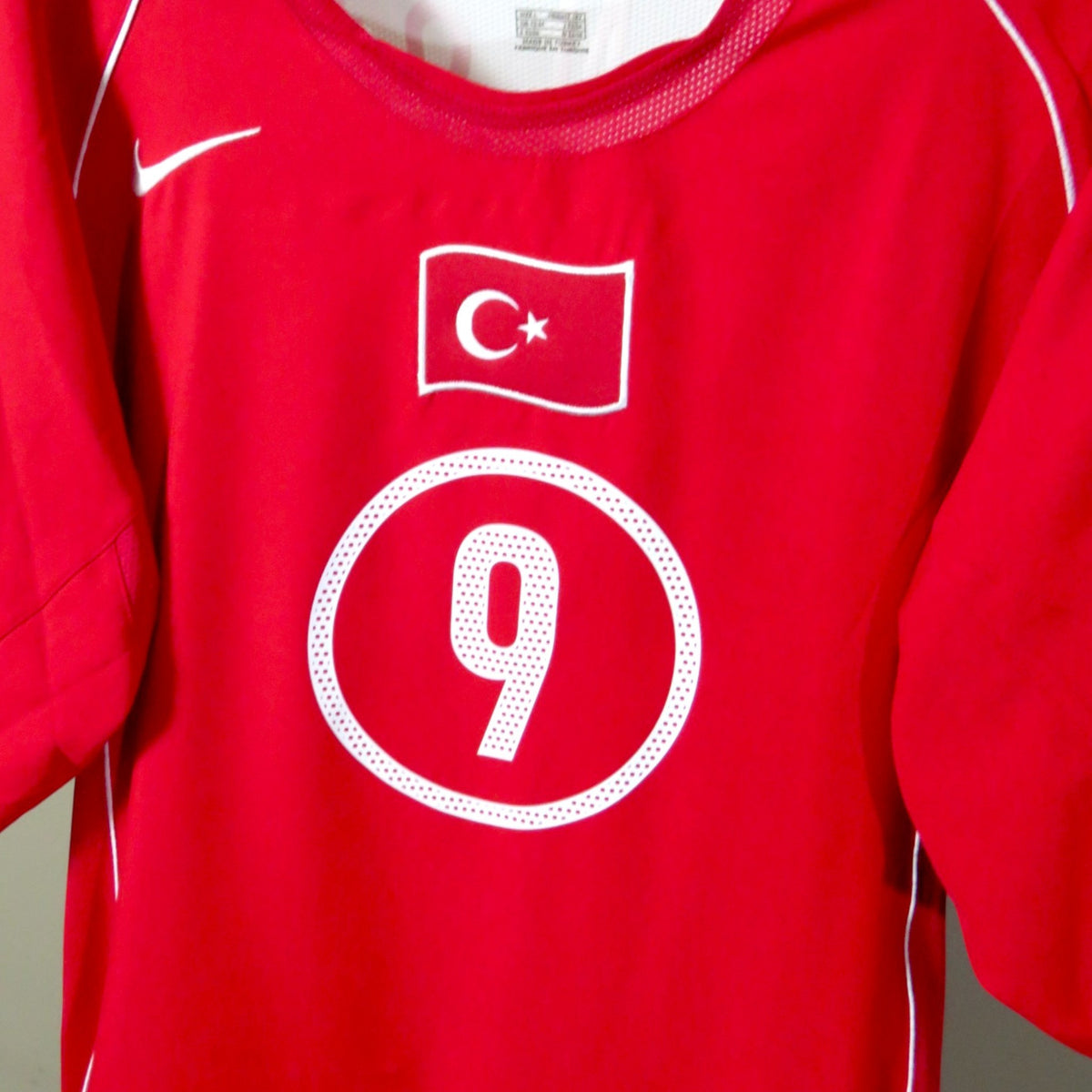 Nostalgic Football Shirts Turkije 2004-06 thuisshirt rood met Hakan Sükür nummer 9 bedrukking en Nike logo, product code 117622