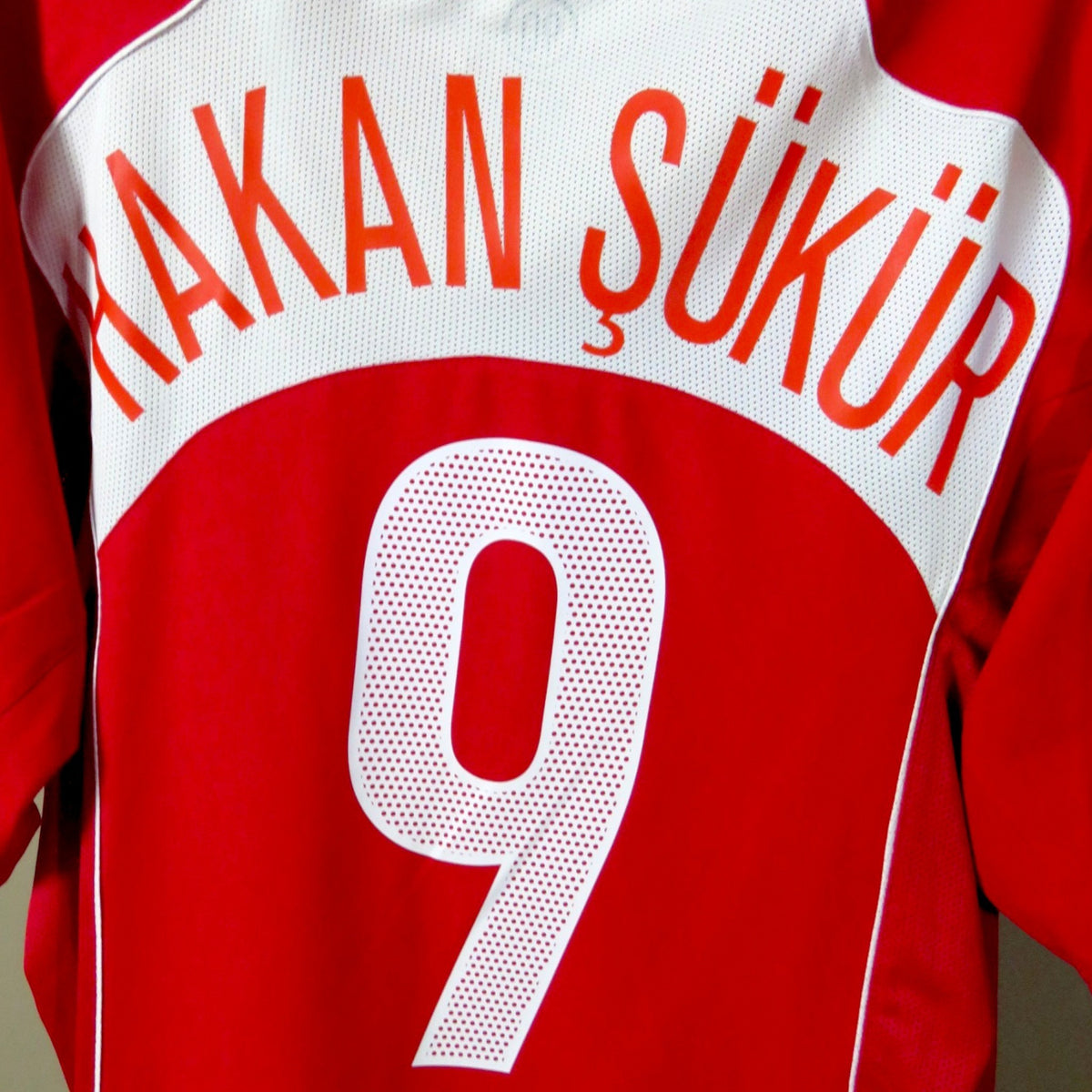 Achterkant van het rode Nostalgic Football Shirts Turkije 2004-06 thuisshirt met Hakan Sükür nummer 9 bedrukking., product code 117622