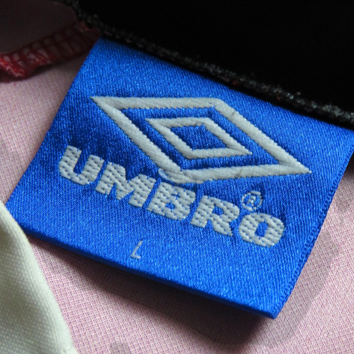 Nostalgic Football Shirts blauw Umbro label met maat L op een Manchester United voetbalshirt uit 1996-98