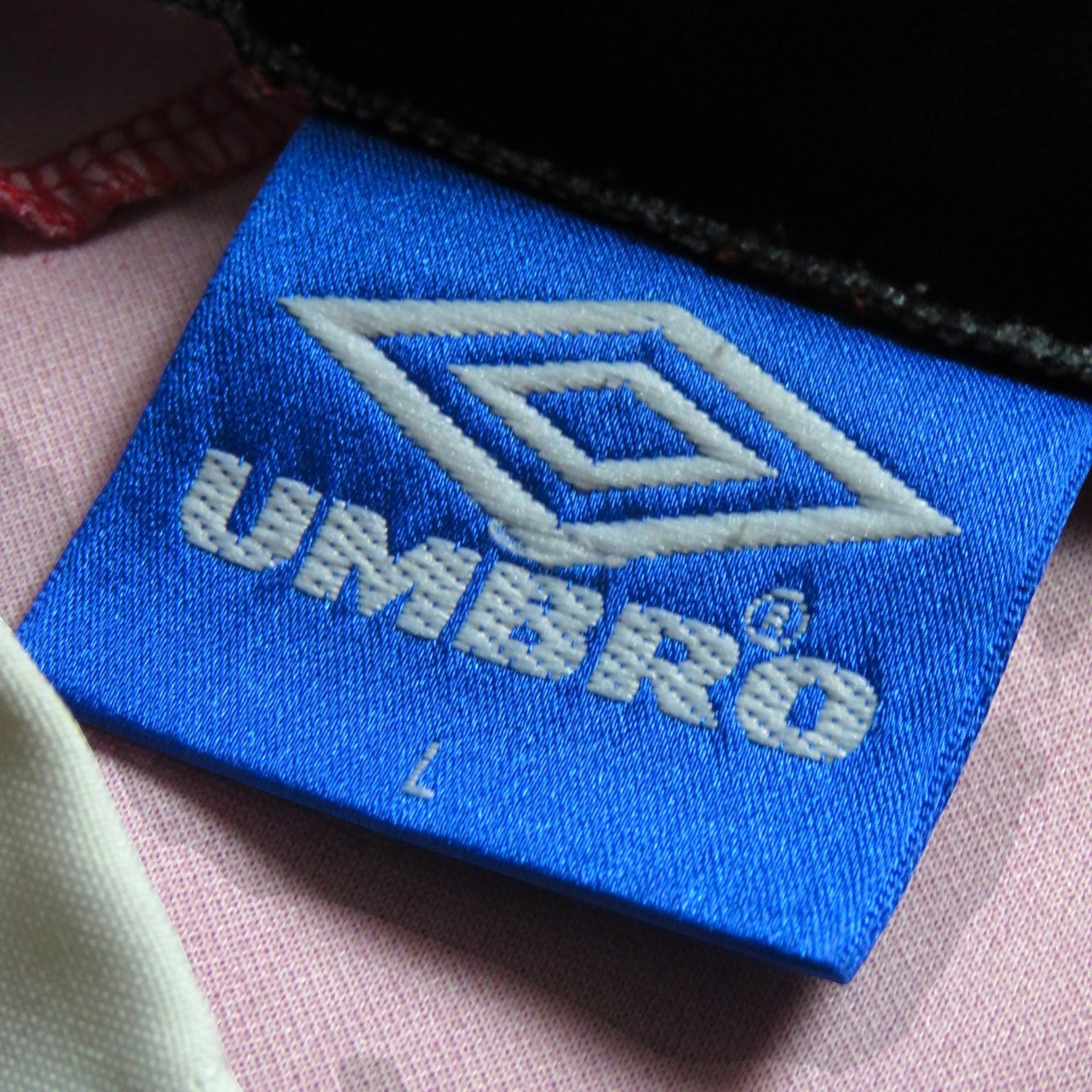 Nostalgic Football Shirts blauw Umbro label met maat L op een Manchester United voetbalshirt uit 1996-98