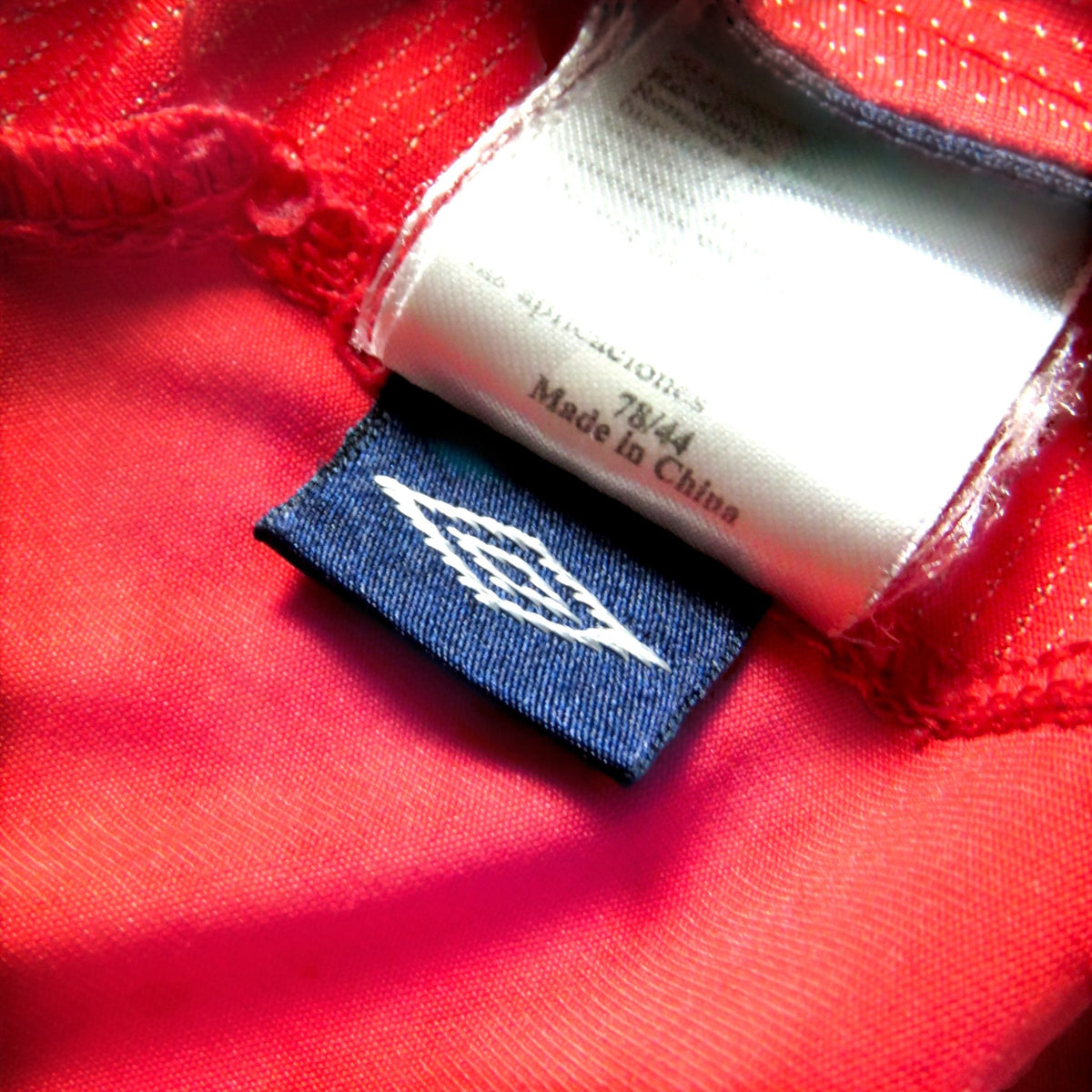 Nostalgic Football Shirts Umbro label in rood England 2004-06 uitshirt met maatlabel en land van herkomst