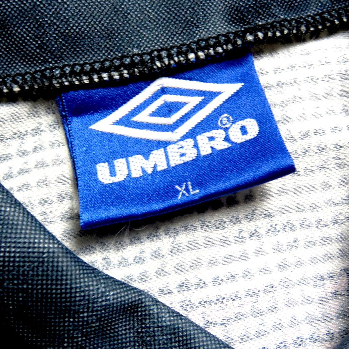 Nostalgic Football Shirts Manchester United 1995-96 uitshirt label met Umbro logo en maat XL