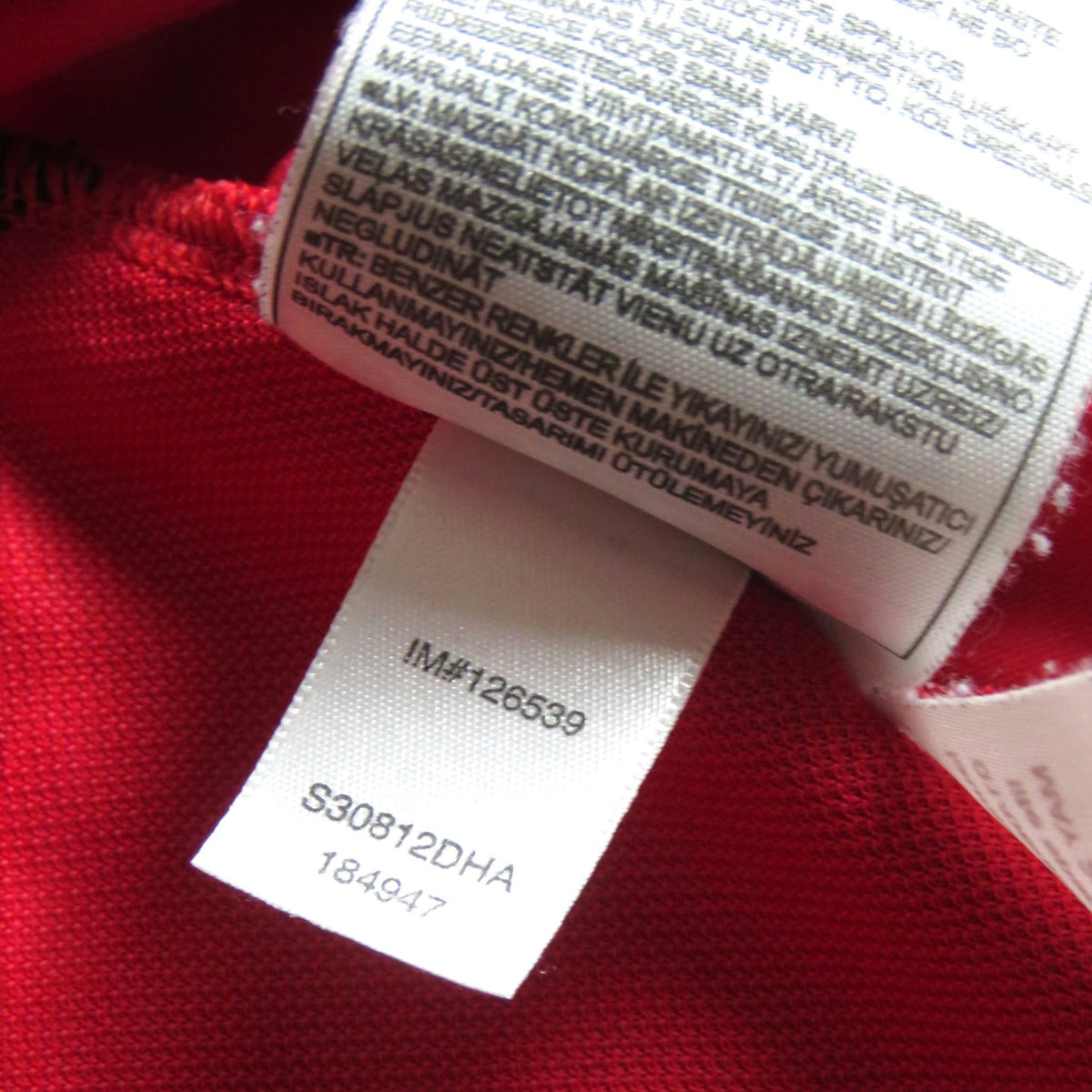Nostalgic Football Shirts waslabel van het Manchester United 2002-04 thuisshirt met wasvoorschriften in rood
