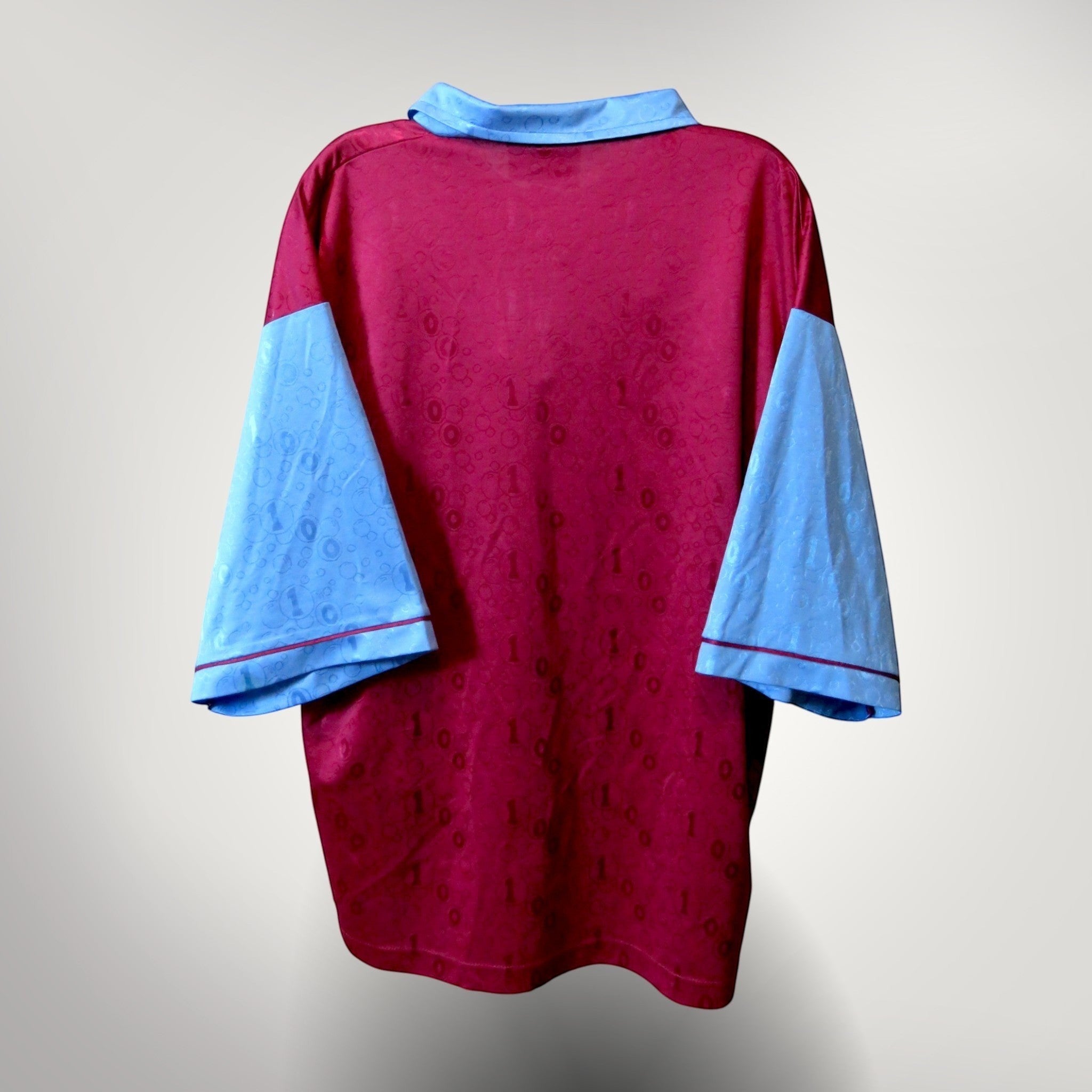 Achterkant van het Nostalgic Football Shirts West Ham United 1995-97 thuisshirt in bordeauxrood met lichtblauwe mouwen.
