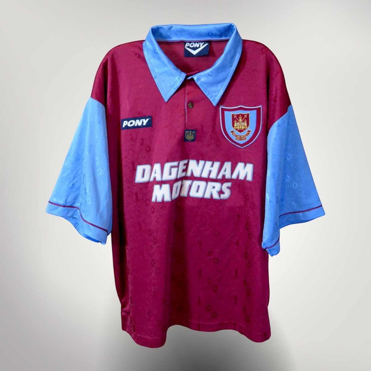 Nostalgic Football Shirts West Ham United 1995-97 thuisshirt in bordeauxrood met lichtblauwe mouwen en Dagenham Motors logo