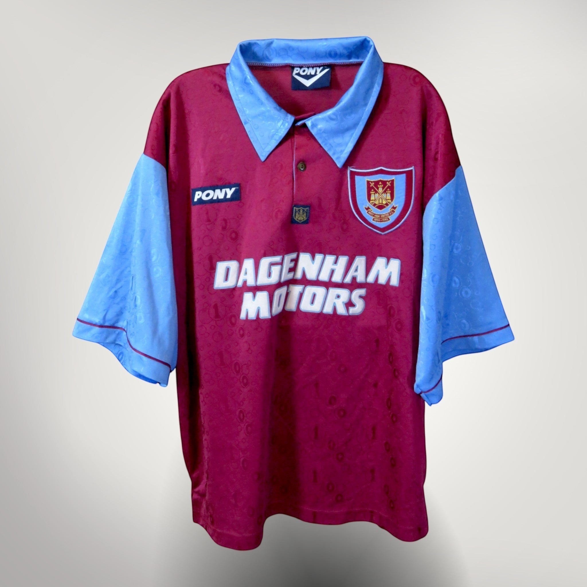 Nostalgic Football Shirts West Ham United 1995-97 thuisshirt in bordeauxrood met lichtblauwe mouwen en Dagenham Motors logo