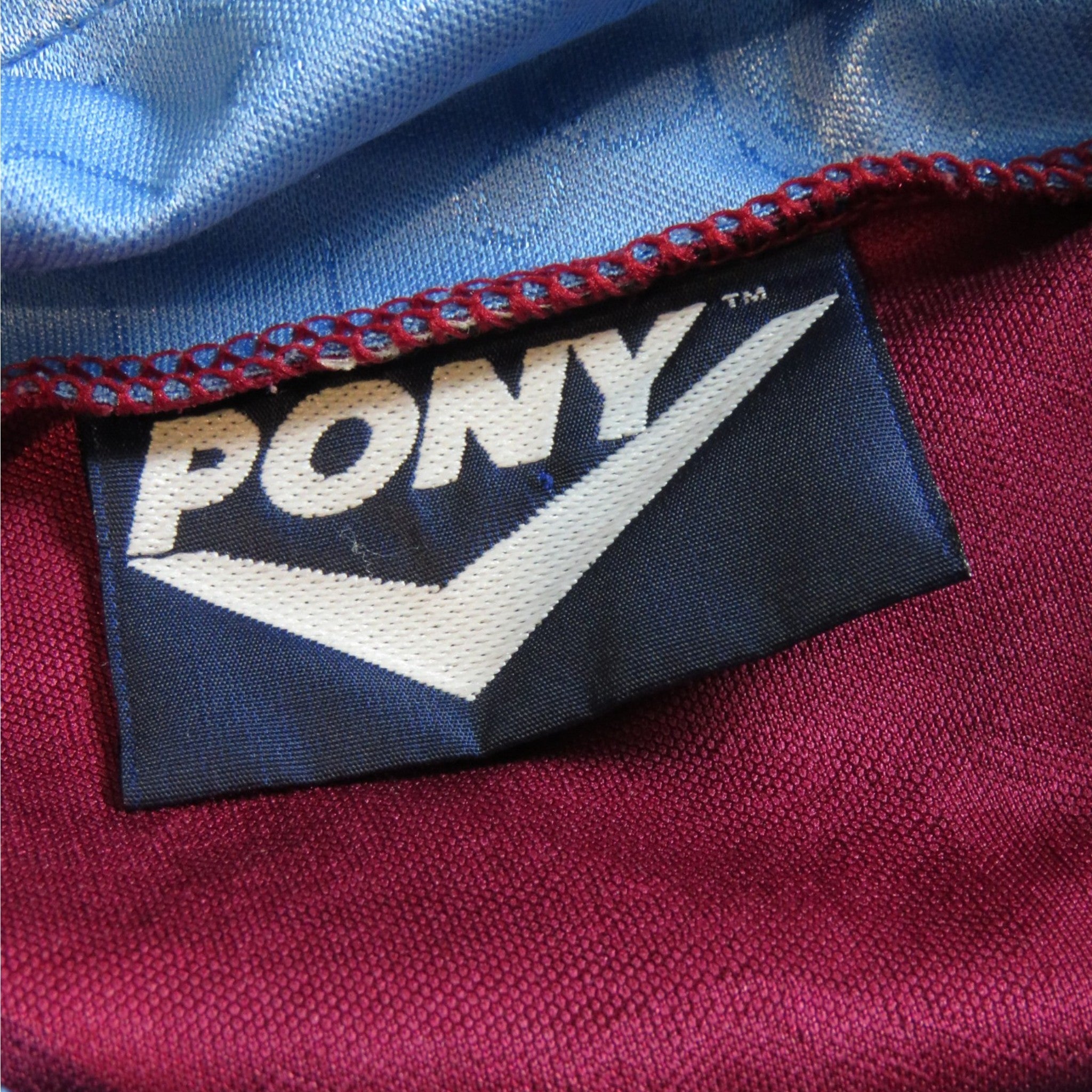 Nostalgic Football Shirts West Ham United 1995-97 voetbalshirt met Pony merklabel in bordeauxrood en hemelsblauw
